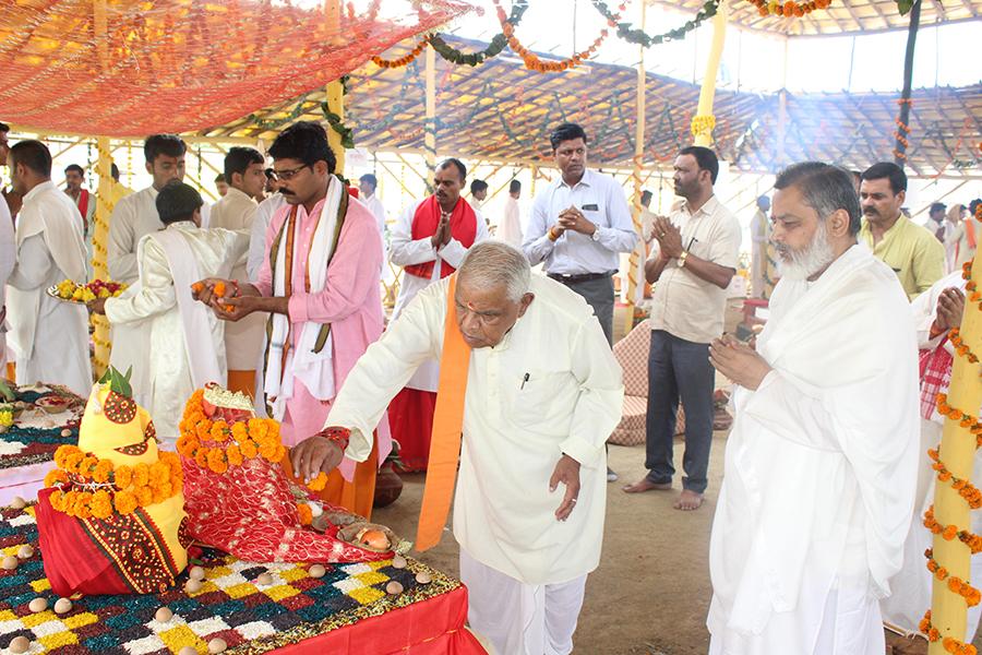 Hon'ble Shri Babulal Gaur Ji, Ex-Home Minister of Madhya Pradesh Government has visited Shri Sahasrachandi Mahayagya Mandap, performed Aarti and offered flowers to Maa Durga.